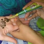 apply-henna-tatoo